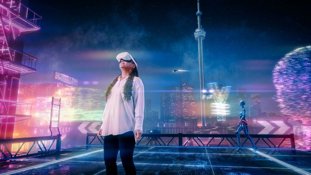 Mujer con visor de realidad virtual en escenario nocturno futurista con luces de neón y ciudad digital.