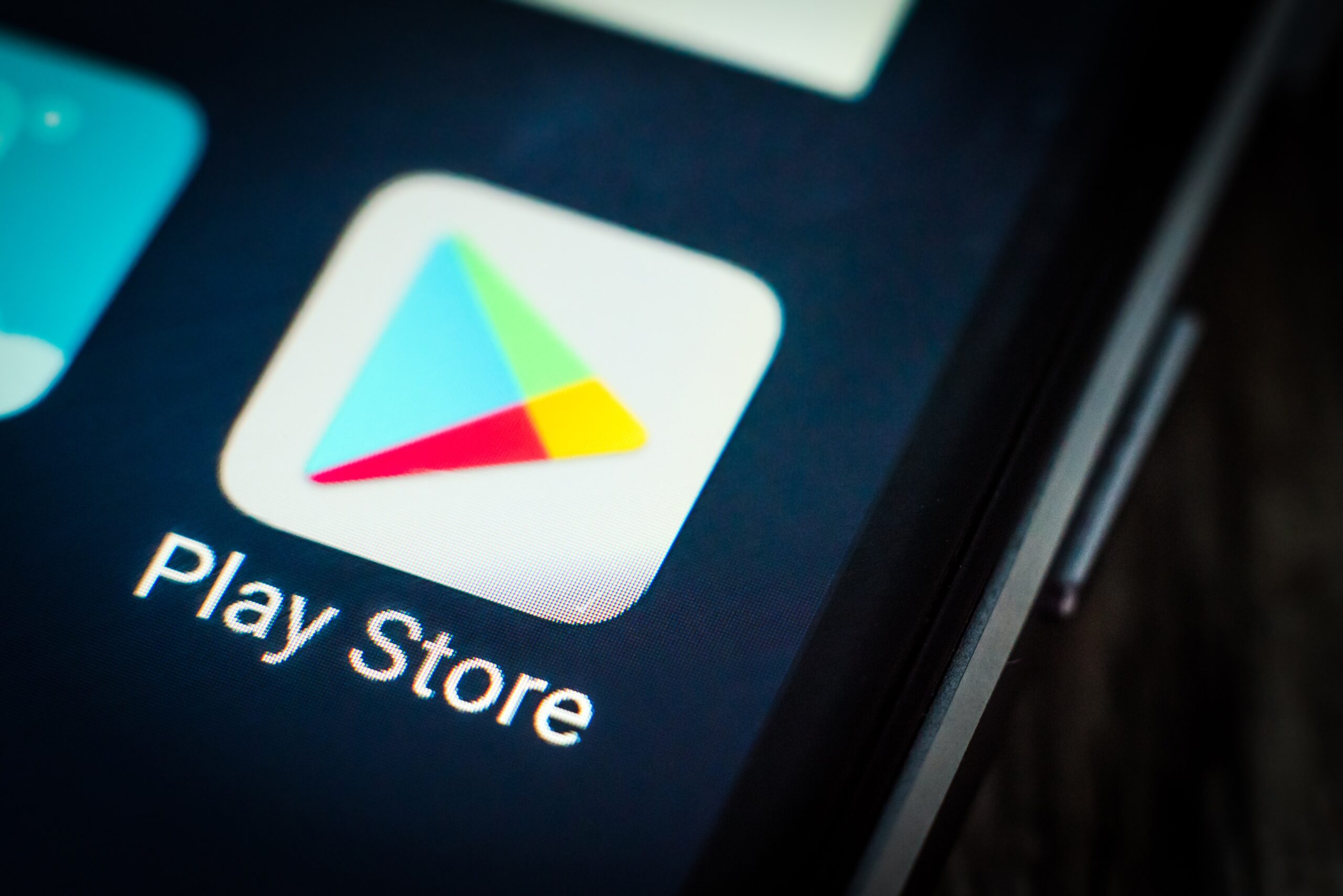 Logo de Play Store en pantalla de teléfono, relacionado con la filtración del foro gamer integrado en la tienda de Google para compartir consejos y debatir sobre videojuegos.