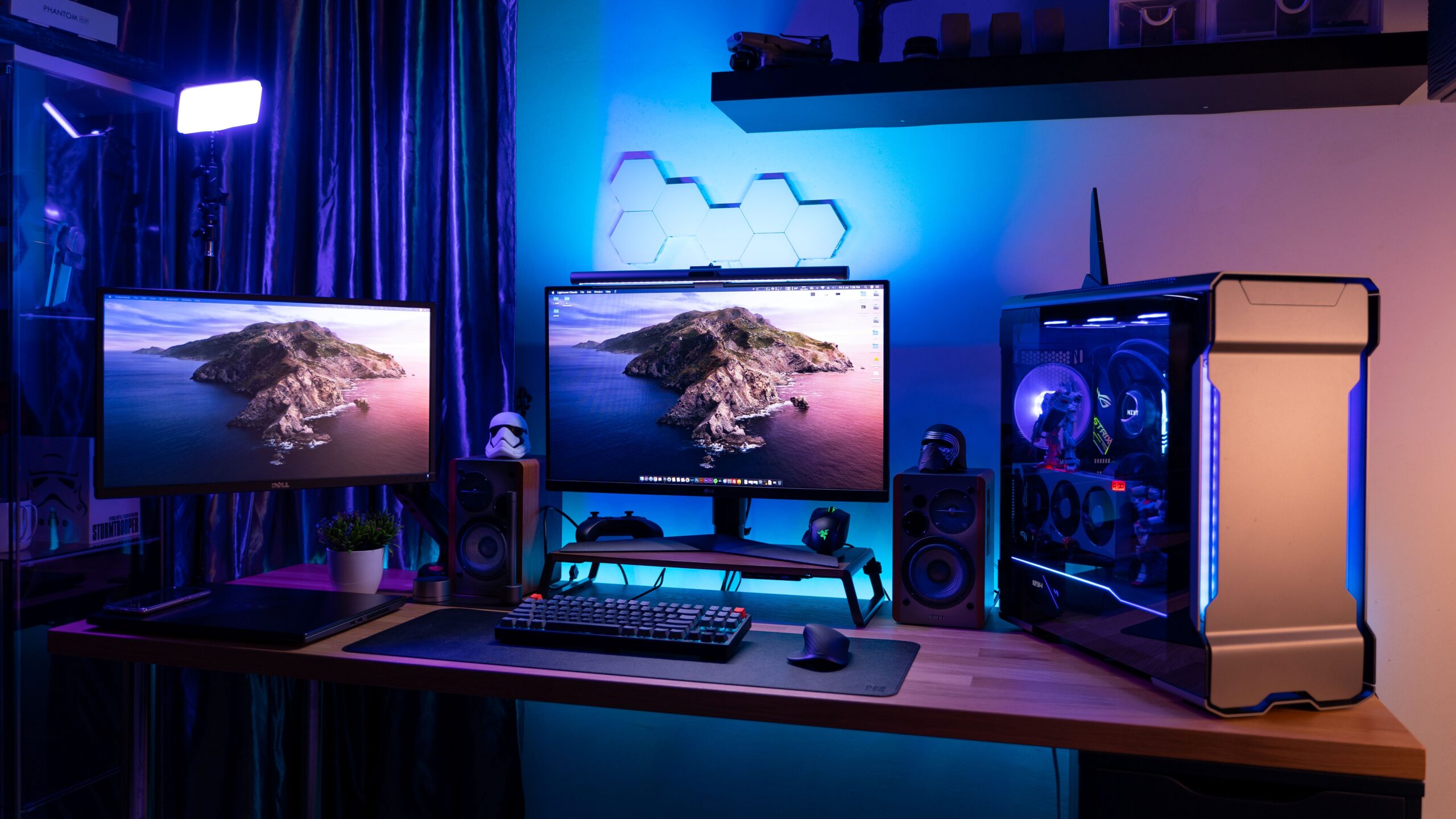 Setup gamer moderno con doble monitor, PC iluminada y accesorios, representando el gasto anual promedio de 325 dólares de gamers en Norteamérica.