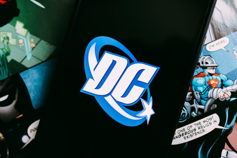 Logotipo de DCU sobre cómics, representando la integración de videojuegos, cine y series