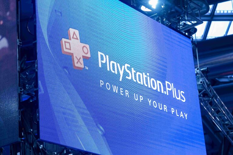 Pantalla gigante con el logotipo de PlayStation Plus durante un evento, destacando la suscripción de Sony que ofrece juegos imprescindibles, novedades mensuales y beneficios exclusivos para millones de jugadores en todo el mundo.