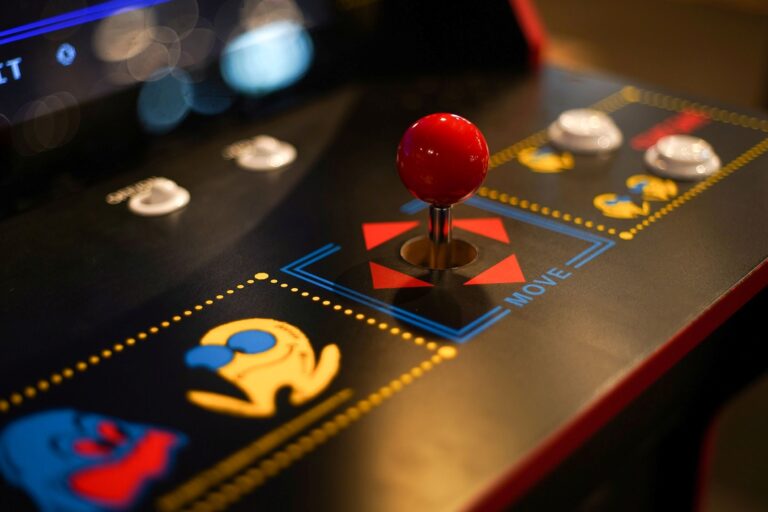 Joystick rojo de una máquina arcade clásica de Pac-Man, el videojuego inspirado en una pizza que transformó la cultura pop y alcanzó millones de jugadores.