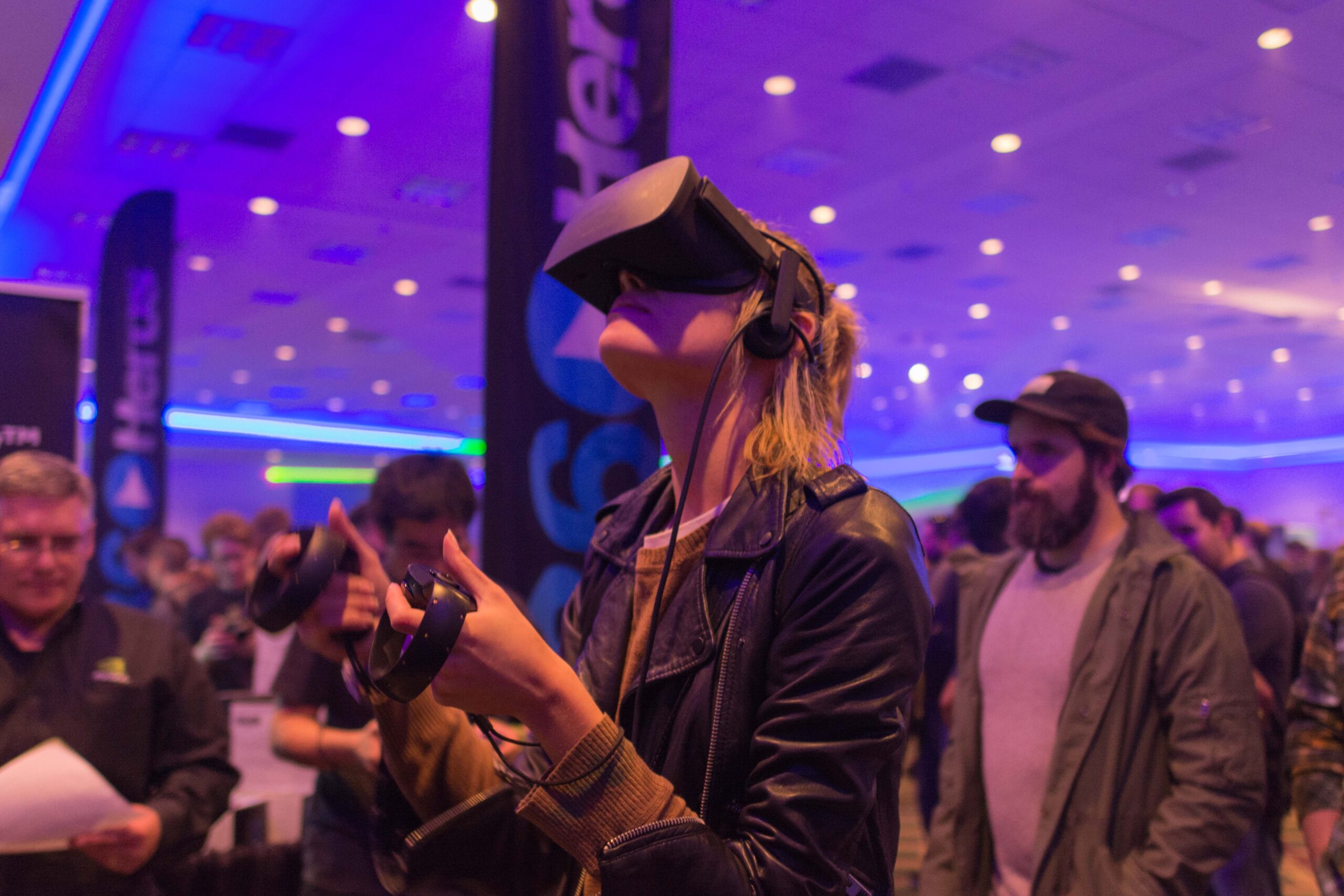 Joven usando visor de realidad virtual en Gamescom 2025, la feria de videojuegos más grande del mundo con expositores internacionales.