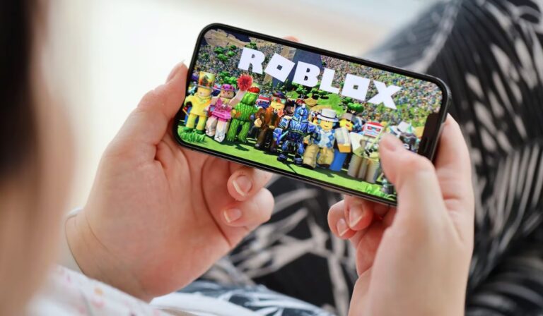 Pediatras alertan sobre Roblox: riesgos de ansiedad, insomnio y autolesiones en menores