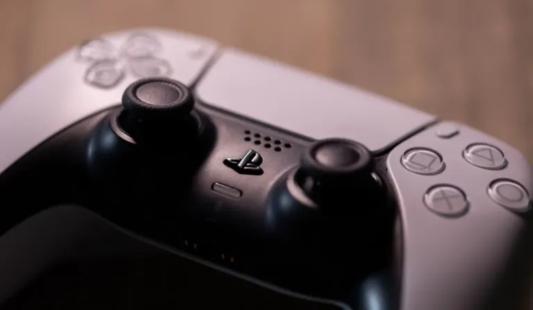 Tras 27 años preso por error, recupera la libertad y su primer plan es jugar en una PS5
