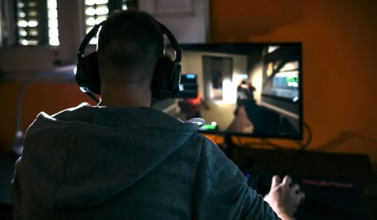 ¿Por qué no puedes dejar de jugar? Las claves detrás del diseño de los videojuegos modernos