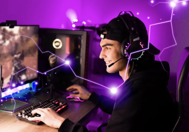 Jugador concentrado en videojuego de acción con bebida VOLT durante partida intensa.