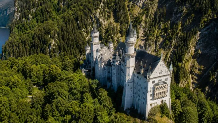Lugares reales que inspiraron películas de Disney y atraen turistas desde Alemania hasta la Polinesia Francesa
