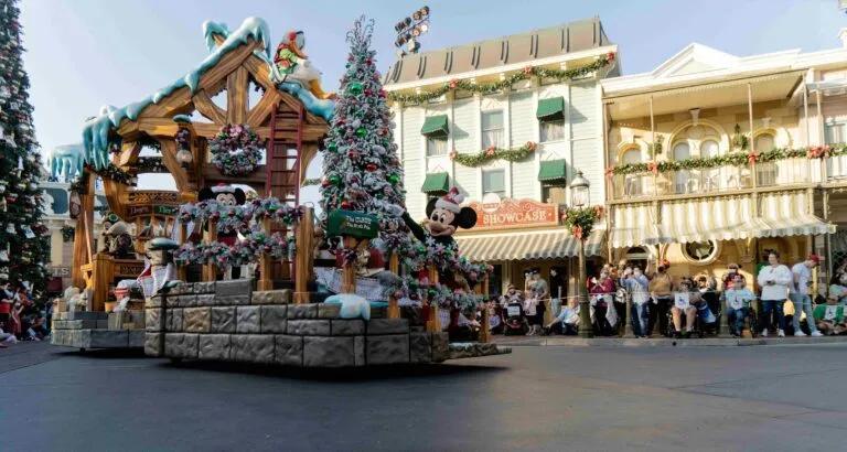 Disneyland Navidad con decoración, desfile y atracciones temáticas para la temporada festiva en California.