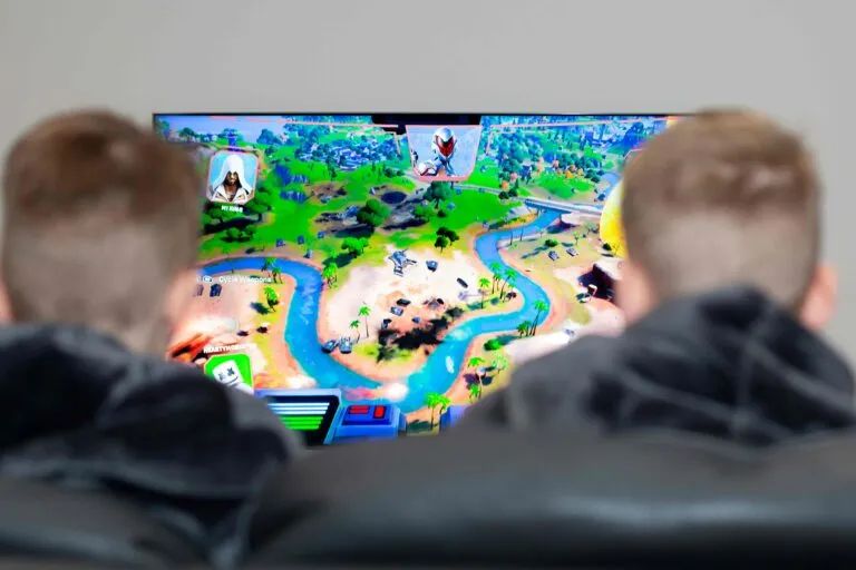 Videojuegos y niños con hábitos saludables, supervisión familiar y un espacio de juego equilibrado.