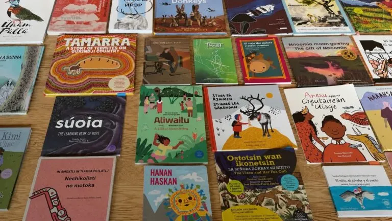 Libros en lenguas indígenas para jóvenes lectores apoyan la preservación de la diversidad lingüística y cultural