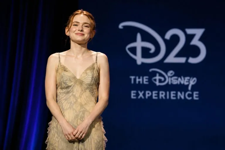 Sadie Sink luce un vestido Alexander McQueen de archivo durante el evento D23 de Disney