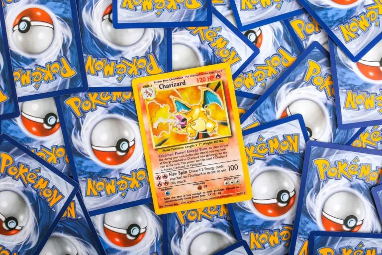 Cartas Pokémon sobre una mesa representan la predicción de que podrían convertirse en moneda global después de un apocalipsis.