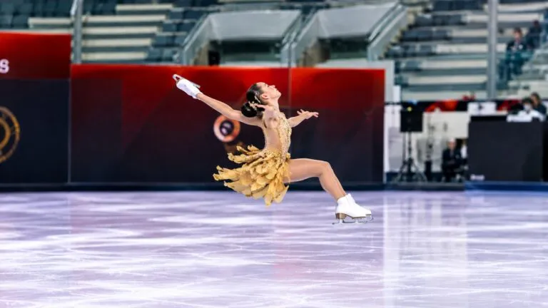 Estudiantes del CCH Naucalpan se preparan para representar a México en pruebas individuales y de pareja de gimnasia aeróbica.