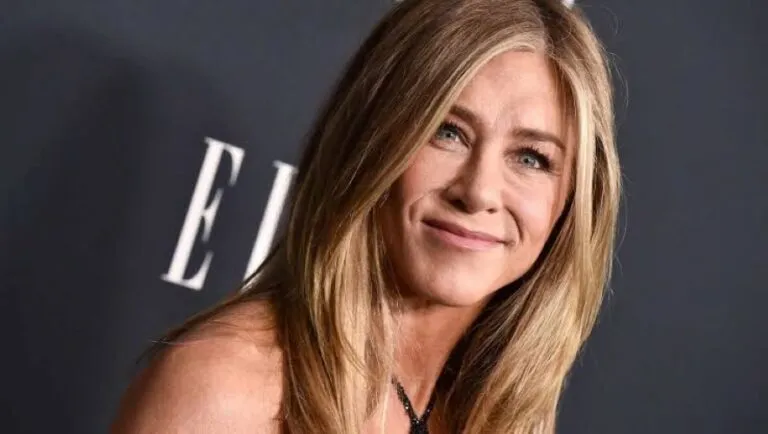 Jennifer Aniston mantiene vigente su estilo minimalista y sus referencias de moda de los años noventa