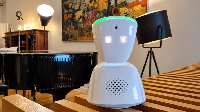 Robot AV1 en un aula de España conecta desde casa u hospital a menores con cáncer para participar en clases.