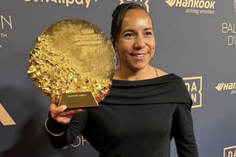 Charlyn Corral celebra su reconocimiento internacional como Delantera del Año durante la gala del Balón de Oro 2026.