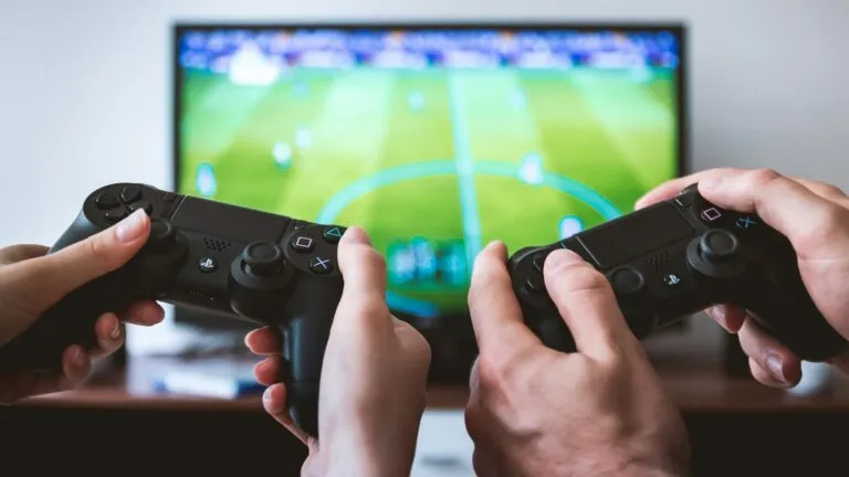El aumento de precios de las consolas Xbox y PlayStation afecta las ventas de hardware en Estados Unidos por la escasez de RAM.