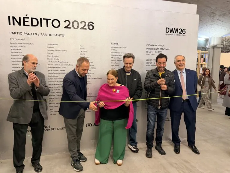 Corte de listón inaugural de INÉDITO 2026 durante Design Week México, plataforma donde Banco Azteca otorgará premios al diseño.