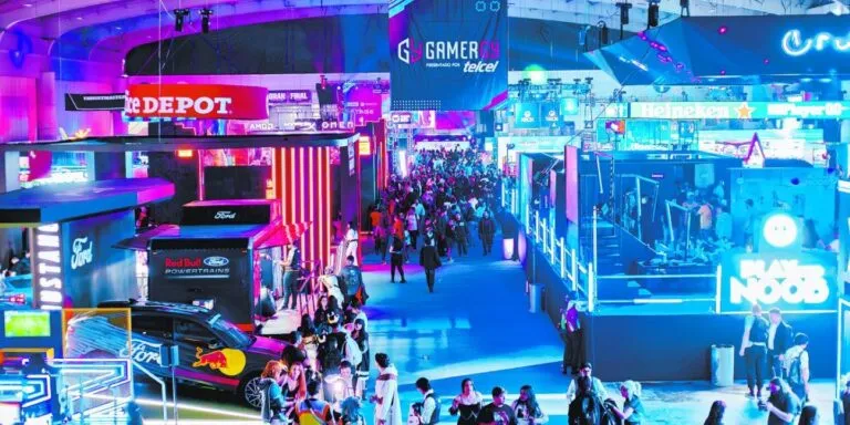 Estudio de desarrollo de videojuegos mexicanos con computadoras y herramientas digitales, representando la participación de Bromio en Manchester.