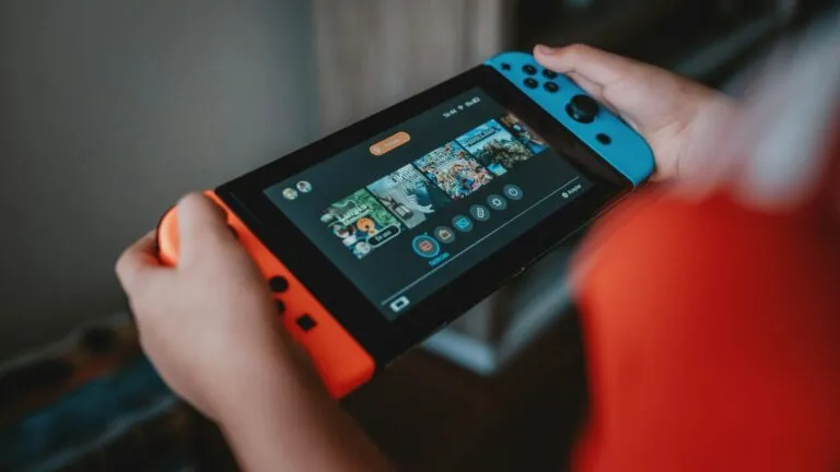 Nintendo mantendrá los juegos físicos de Switch 2 mientras PlayStation y Xbox avanzan hacia alternativas digitales.